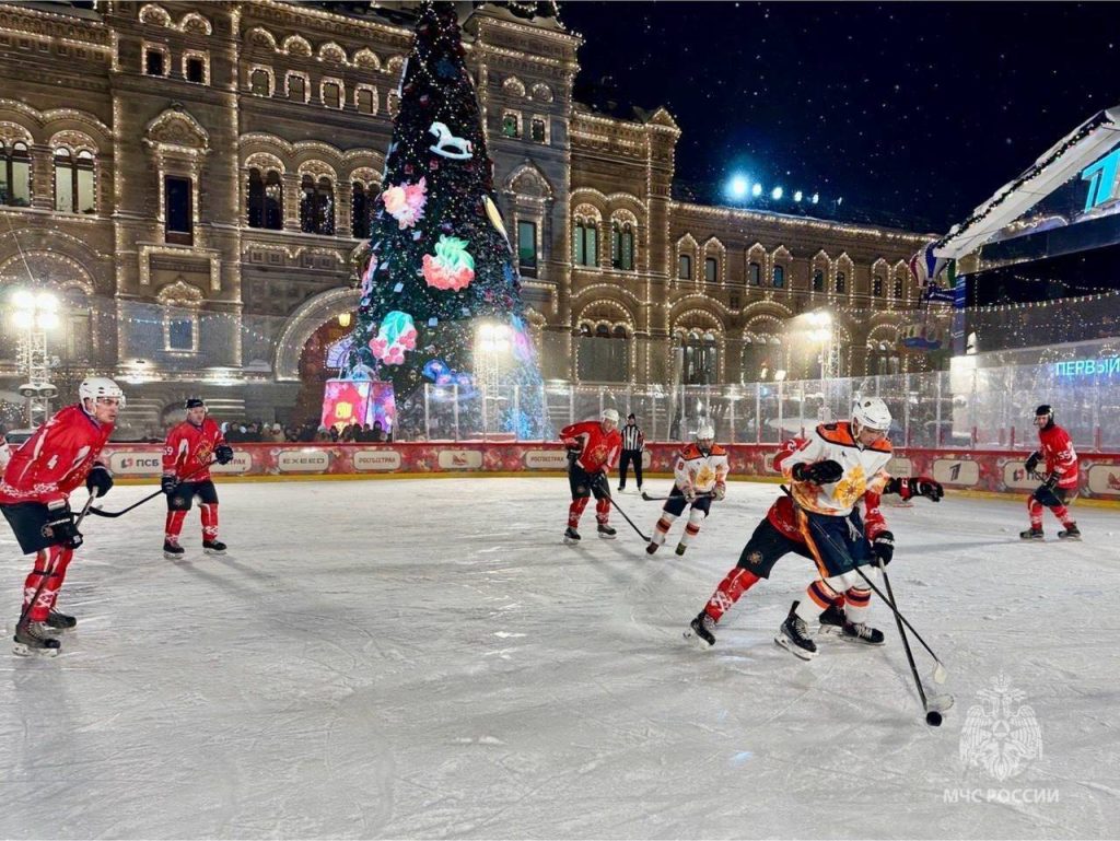 В Москве состоялся хоккейный матч между сборными МЧС России и МЧС Беларуси