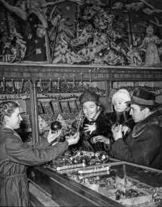 В отделе елочных украшений универмага «Детский мир». 1953 год. Фото: сайт Главное архивное управление Москвы