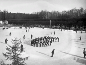 Москвичи активно начали вставать на лед во второй половине XIX века. Фото: сайт Главного архивного управления Москвы