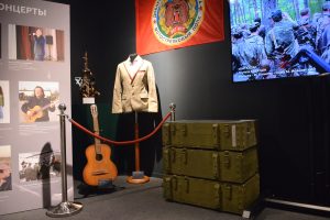На выставке «Песнь героям Отечества» в Музее музыки — концертный пиджак и шестиструнная гитара Франсуа Модеме. Фото: Анна Малакмадзе, «Вечерняя Москва»