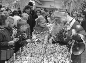 Встреча с Дедом Морозом в универмаге «Детский мир». Москва, 14 декабря 1967 год. Фото: сайт Главного архивного управления Москвы