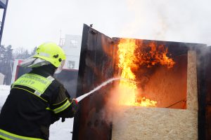 Возгорание может произойти при попадании пламени на картонные коробки и прочие вещи. Фото: Анна Быкова, «Вечерняя Москва»