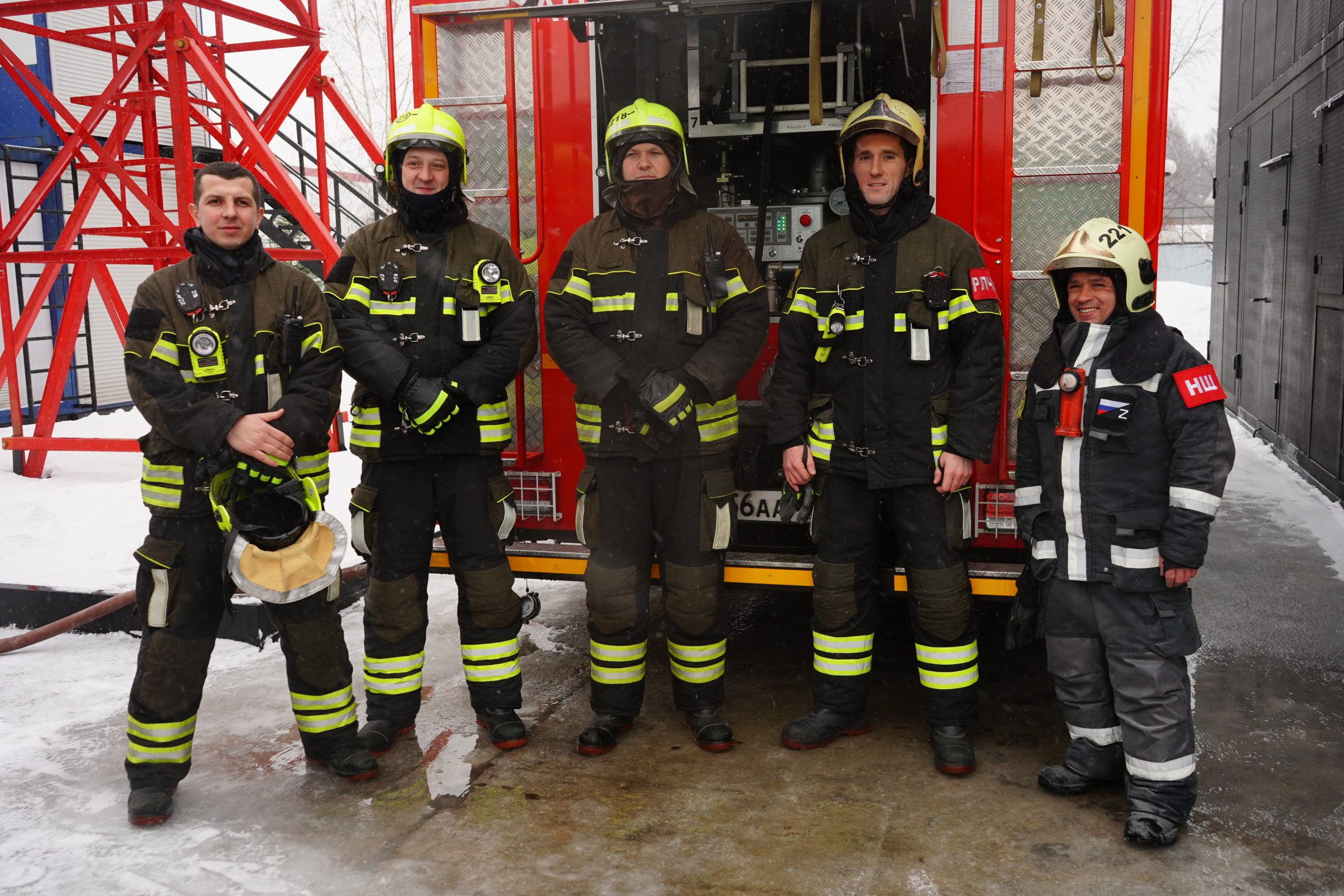 На учениях пожарные рассказали о наиболее вероятных опасных ситуациях в новогодние праздники. Фото: Анна Быкова, «Вечерняя Москва»
