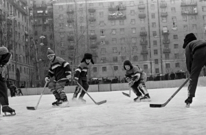 С 1913 года на Чистых прудах проходили любительские соревнования по хоккею. Фото: сайт Главного архивного управления Москвы