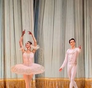 На сцене Мариинского театра солисты балета «Щелкунчик». Фото: Диана Шкепу, «Вечерняя Москва»