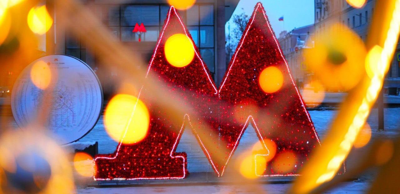 Буквы «М» установили и в вестибюлях станций «Маяковская», «Курская». Фото: Telegram-канал Дептранса