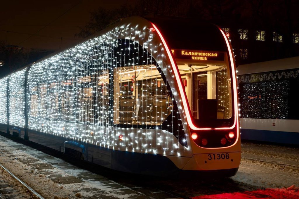 Новогодние трамваи и классическая музыка: праздничный вагон запустили на маршруте А
