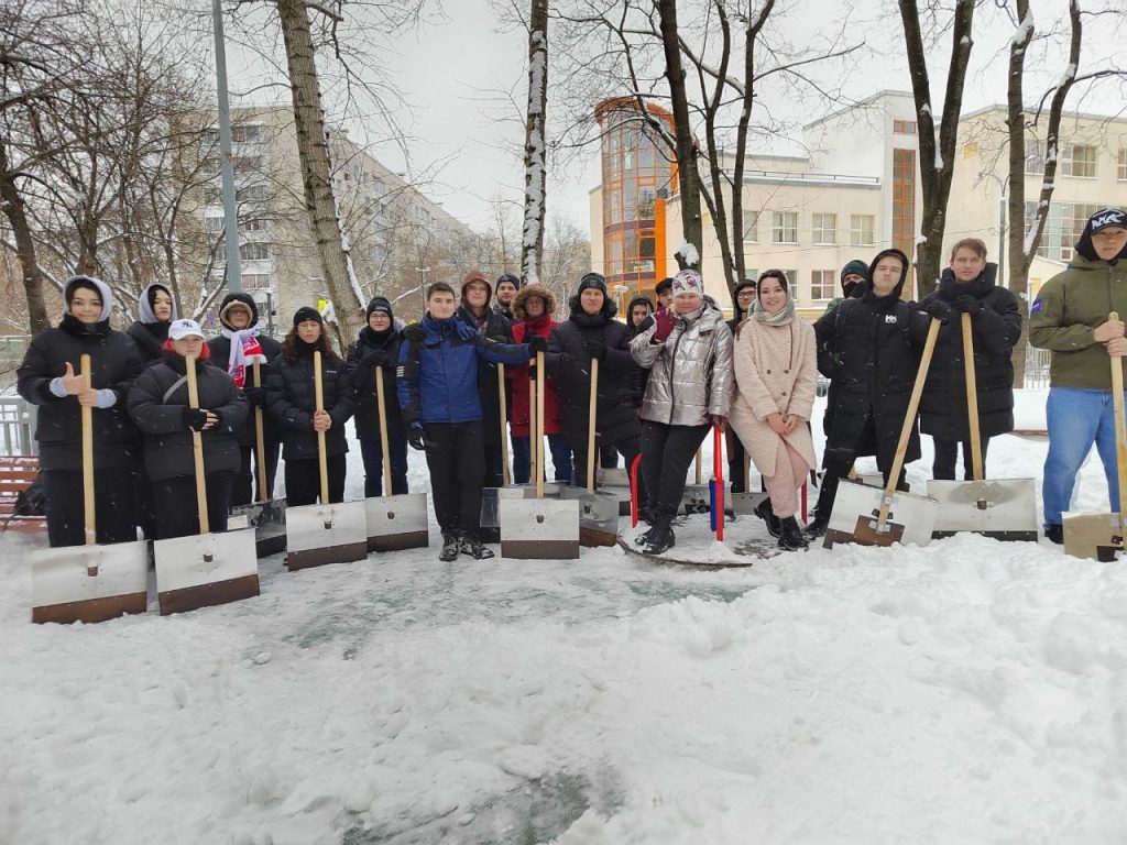 Сотрудники Префектуры ЦАО вышли на уборку снега