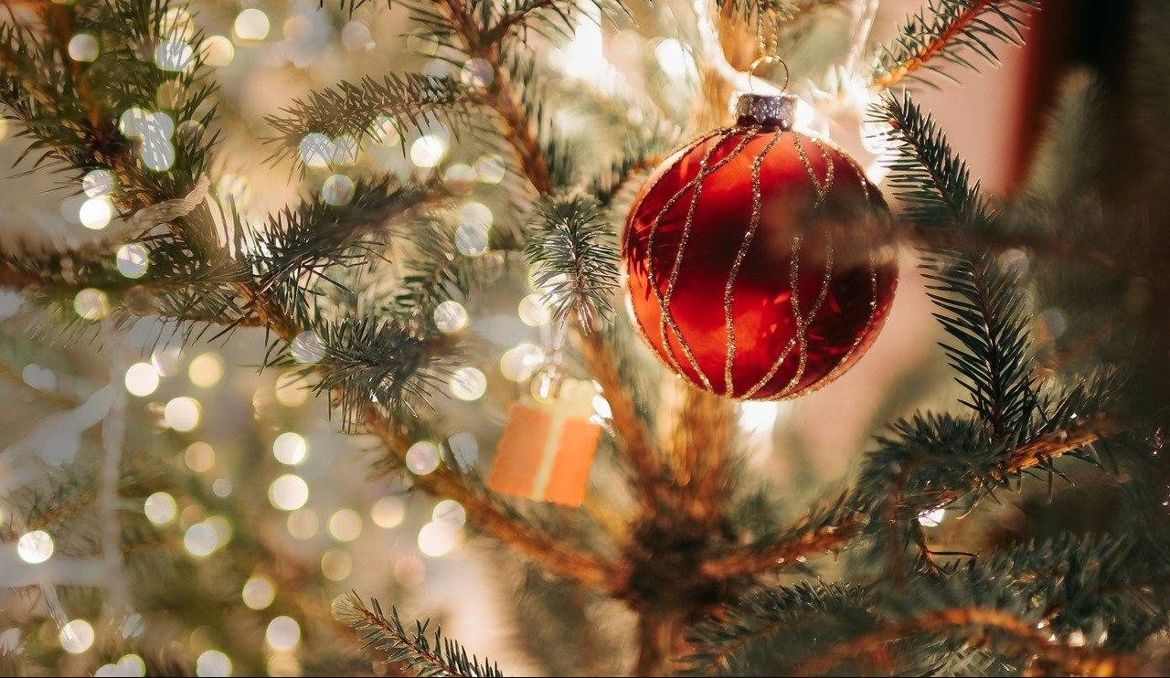 На Манежной площади горожане могут создать праздничные сувениры и рождественские украшения. Фото: pixabay.com