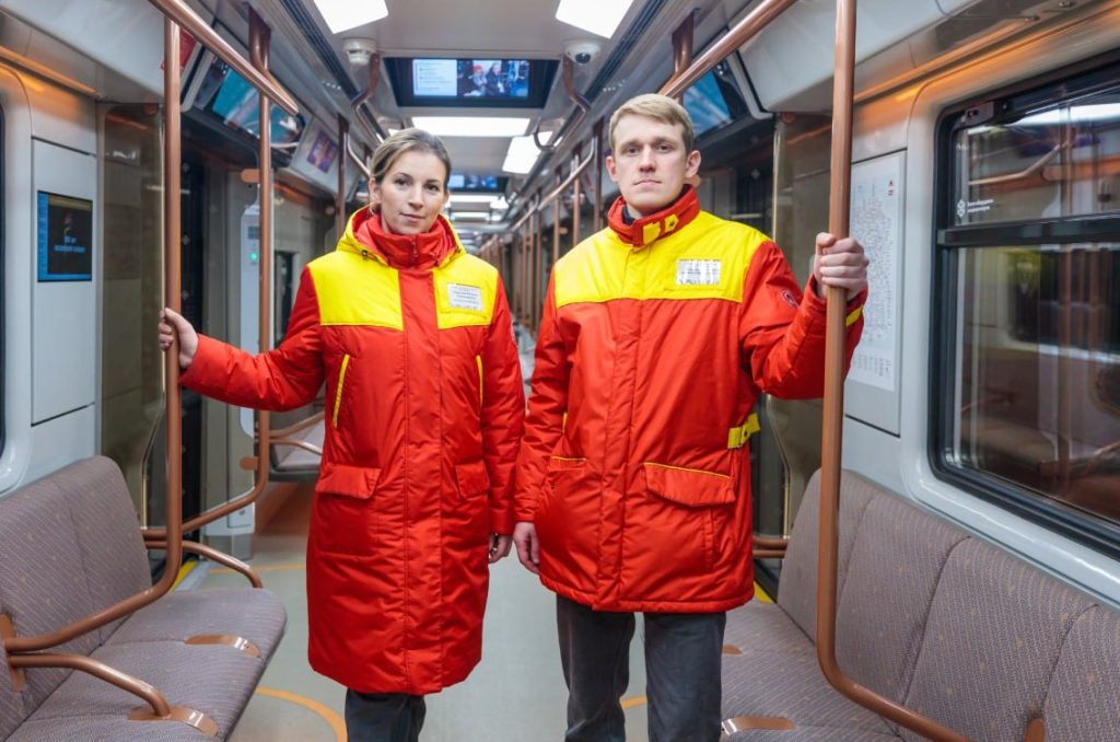 Сотрудники ЦОМП выйдут на дежурство в новогоднюю ночь на станциях метро в центре Москвы