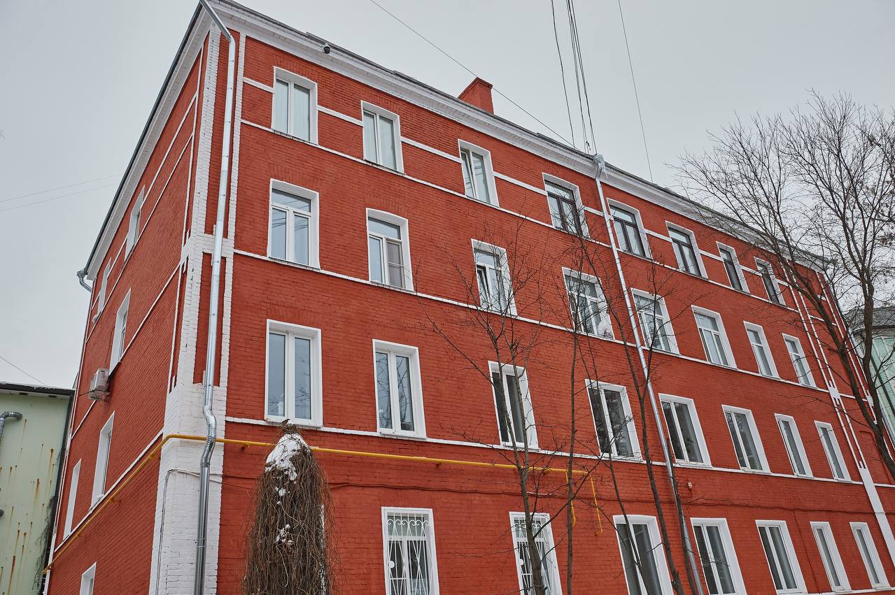 Специалисты обновили фасад здания и кровельного покрытия. Фото: Telegram-канал ФКР