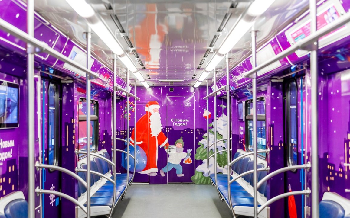 Дизайн всех поездов специально разработали в преддверии Нового года. Фото: Telegram-канал Дептранса 