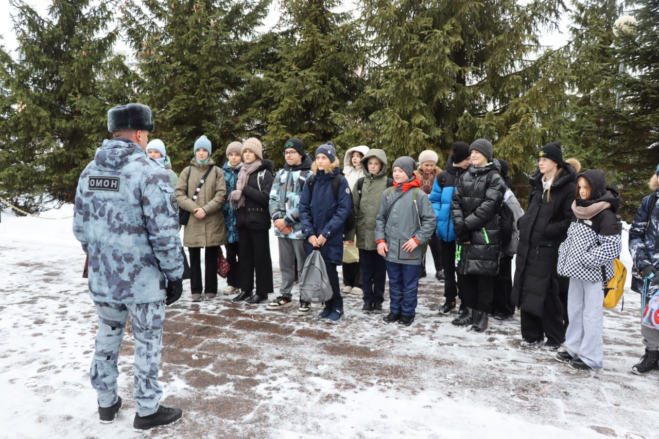 Урок мужества ко Дню неизвестного солдата прошел в спецподразделении  Росгвардии для московских школьников