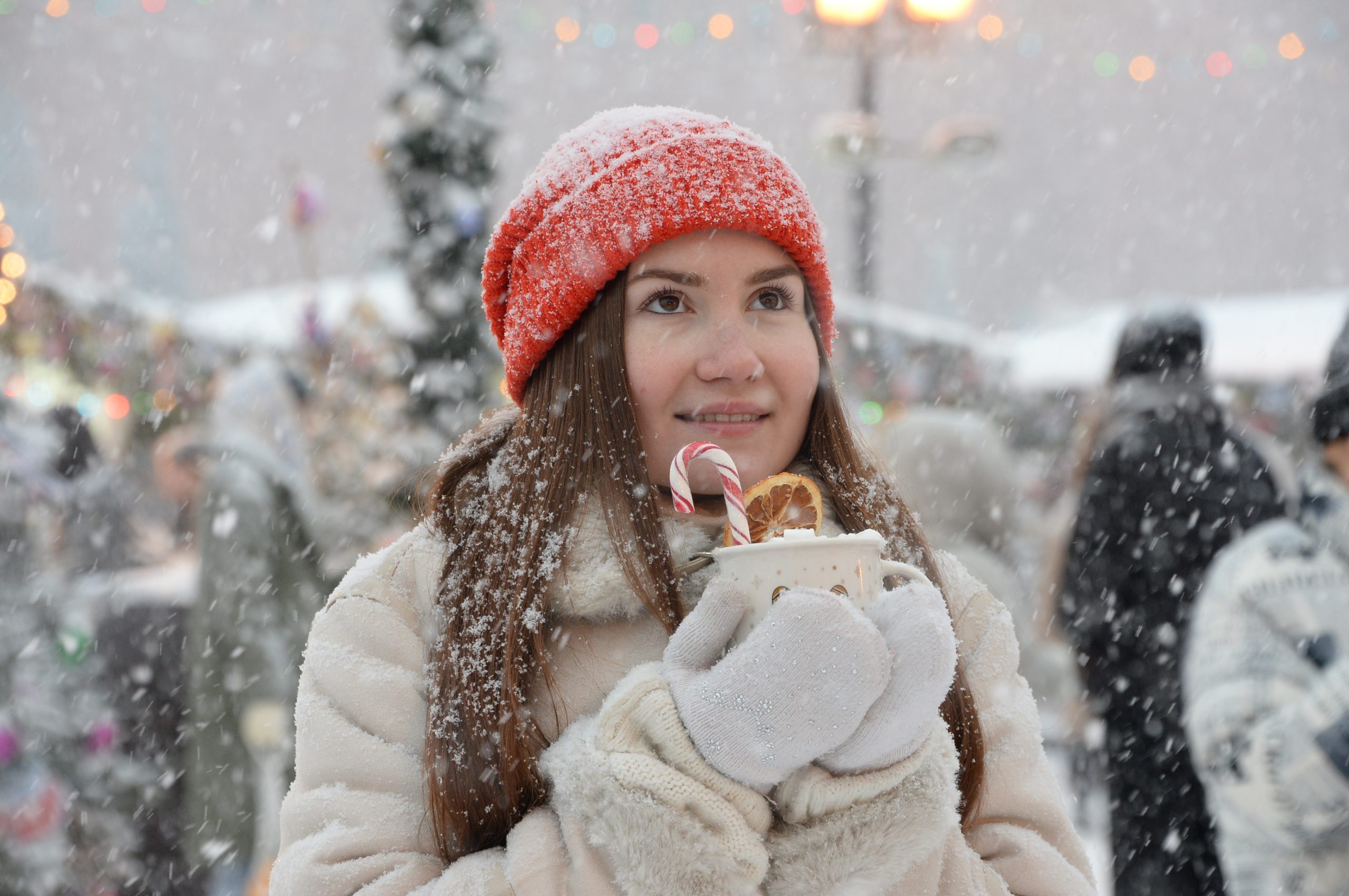 На фото жительница столицы Екатерина Сухих радуется пушистому летящему снегу. Фото: Пелагия Замятина, «Вечерняя Москва»