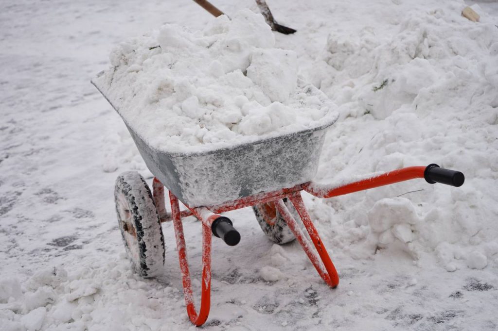 Парковочные карманы очистили от снега в Таганском районе