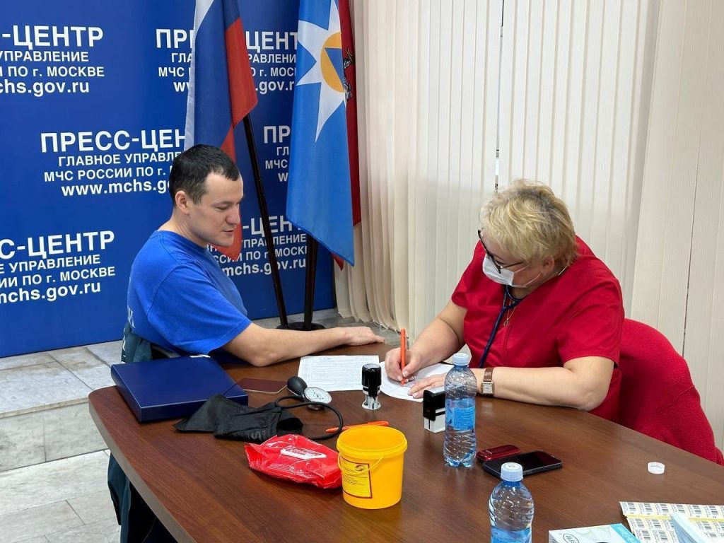 В профессиональный праздник сотрудники столичного управления МЧС России приняли участие в донорстве крови