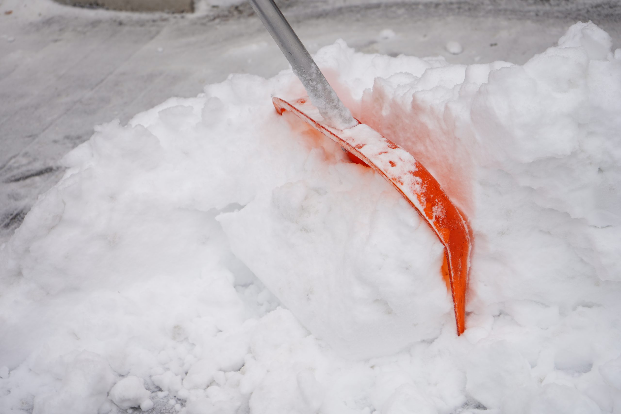 Работы по уборке снега проходят ежедневно на всех улицах. Фото: Анна Быкова, «Вечерняя Москва»