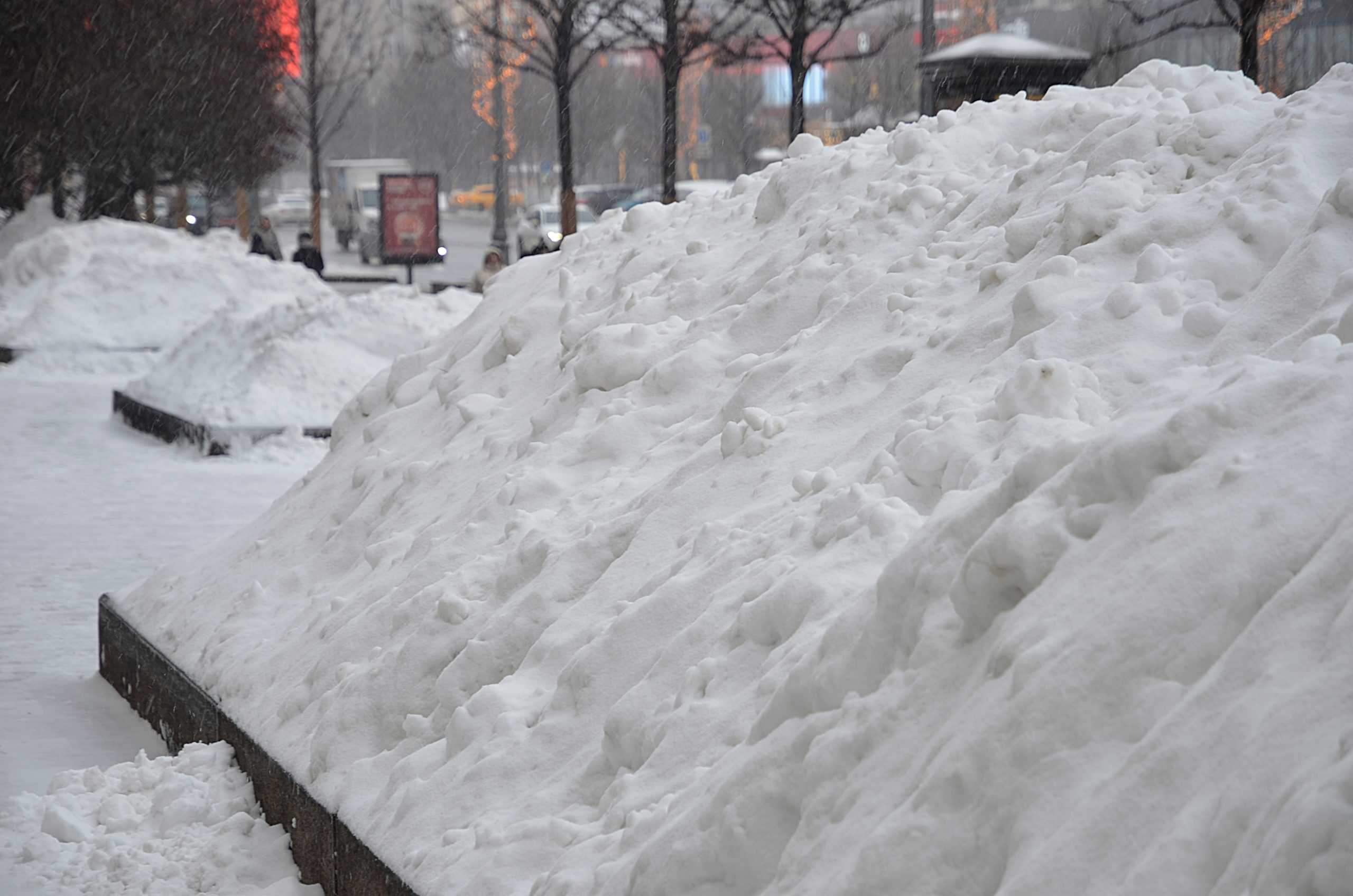 Специалисты создали временные пункты хранения снега в Москве из-за больших осадков. Фото: Анна Быкова, «Вечерняя Москва»