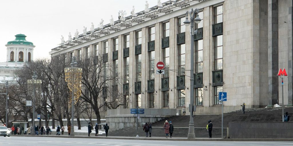 Скульптурам здания Российской государственной библиотеки вернули исторический облик