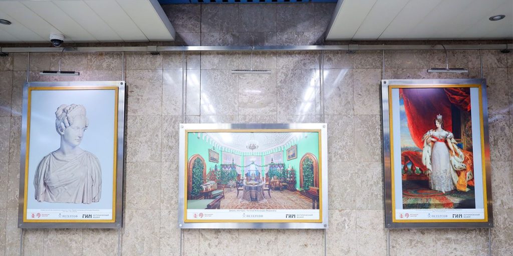 Любви и грез волшебный мир: экспозицию о Петергофе открыли на станции метро «Выставочная»