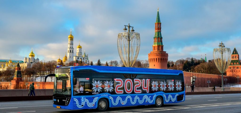 Украшенный транспорт продолжит курсировать в центре Москвы до начала весны