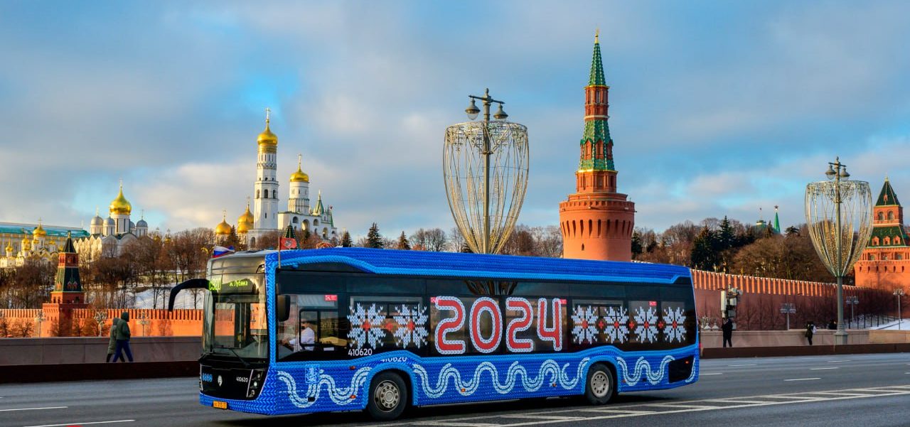 В Москве продолжат работу 30 трамваев и 50 электробусов со светящимися гирляндами. Фото: Telegram-канал Дептранса Москвы
