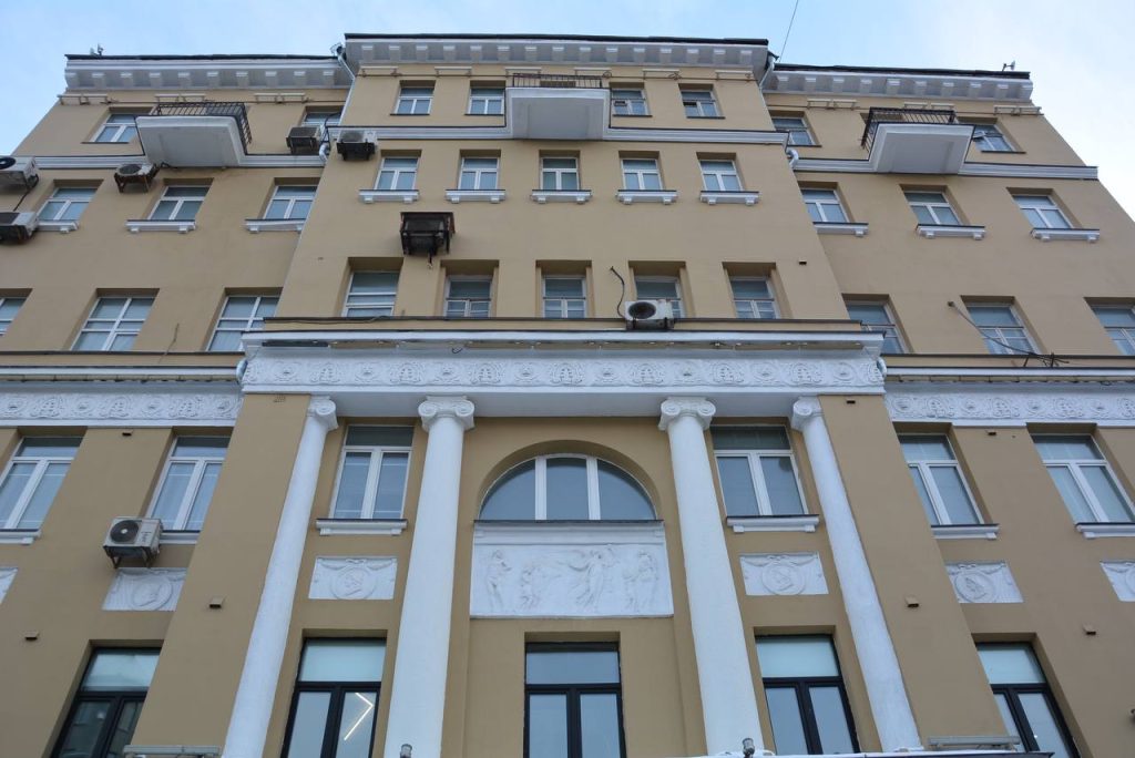 Капитальный ремонт фасада дома в стиле неоклассицизма завершили в Пресненском районе