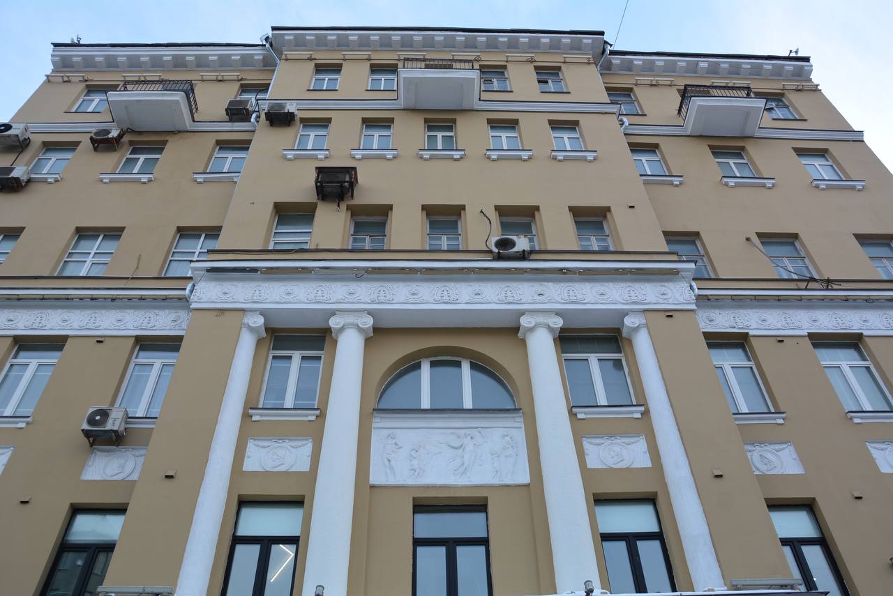 Здание 1912 году постройки в архитектурном стиле неоклассицизм расположено по адресу: улица Садовая-Кудринская, дом 32, строение 2. Фото: Telegram-канал ФКР Москвы