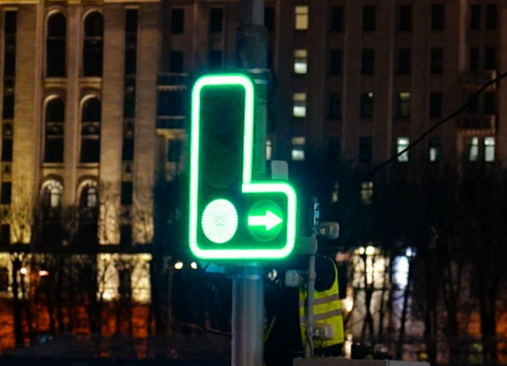Новый светофор со встроенной контурной подсветкой начали тестировать в центре Москвы