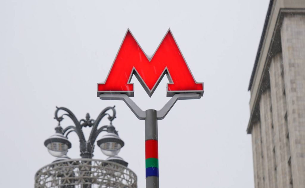 Колонны с капителями можно увидеть на станции «Кропоткинская»