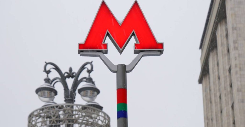Колонны с капителями можно увидеть на станции «Кропоткинская»