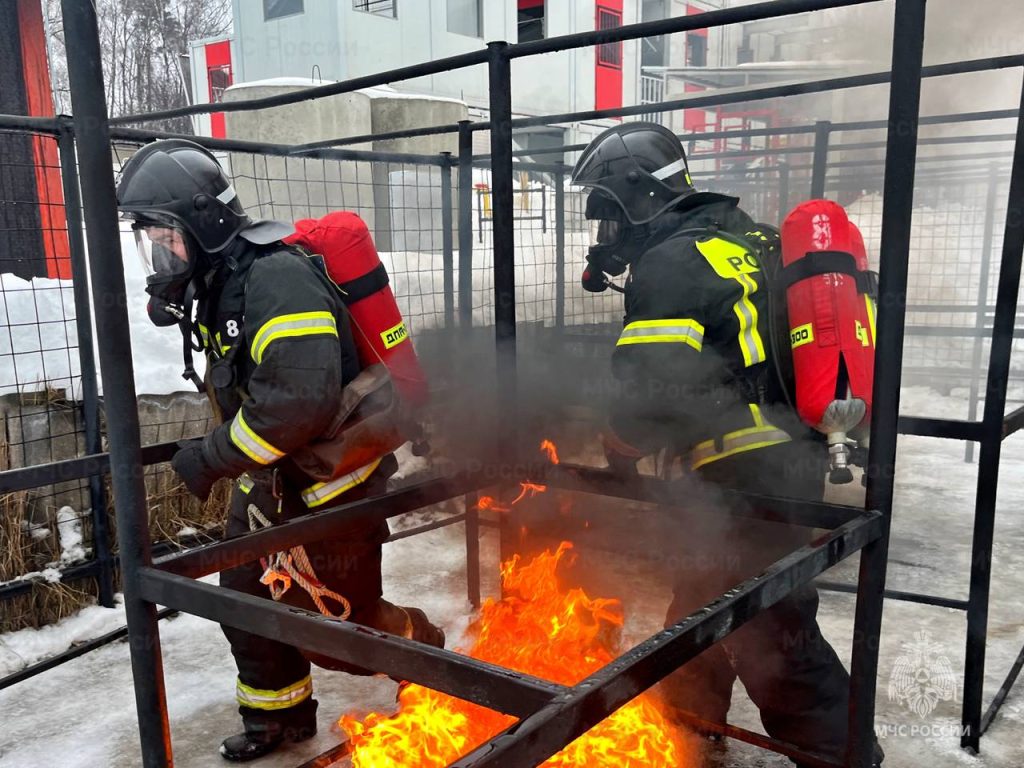 Пожарные Центрального округа столицы совершенствуют профессиональные навыки на огневой полосе психологической подготовки