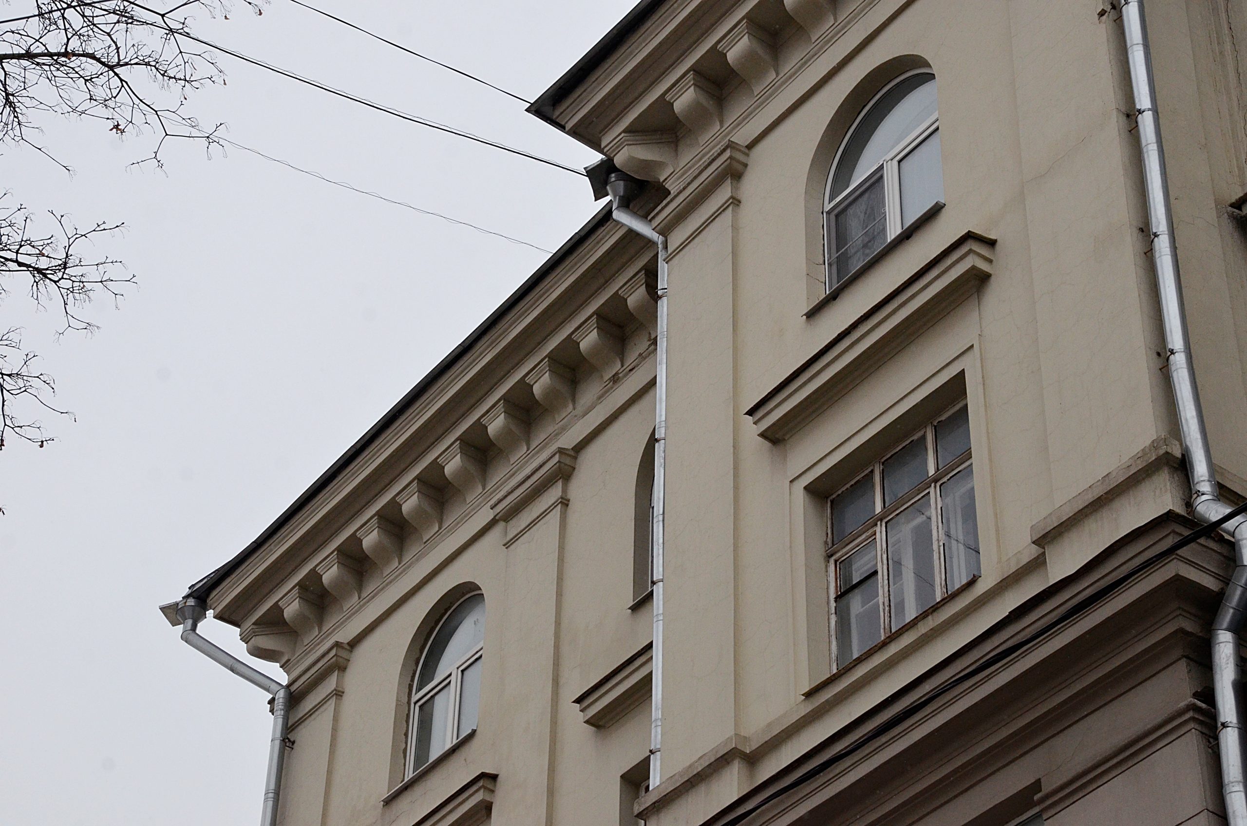 Шестиэтажный жилой дом возвели в 1938 году в стиле советского неоклассицизма. Фото: Анна Быкова, «Вечерняя Москва»
