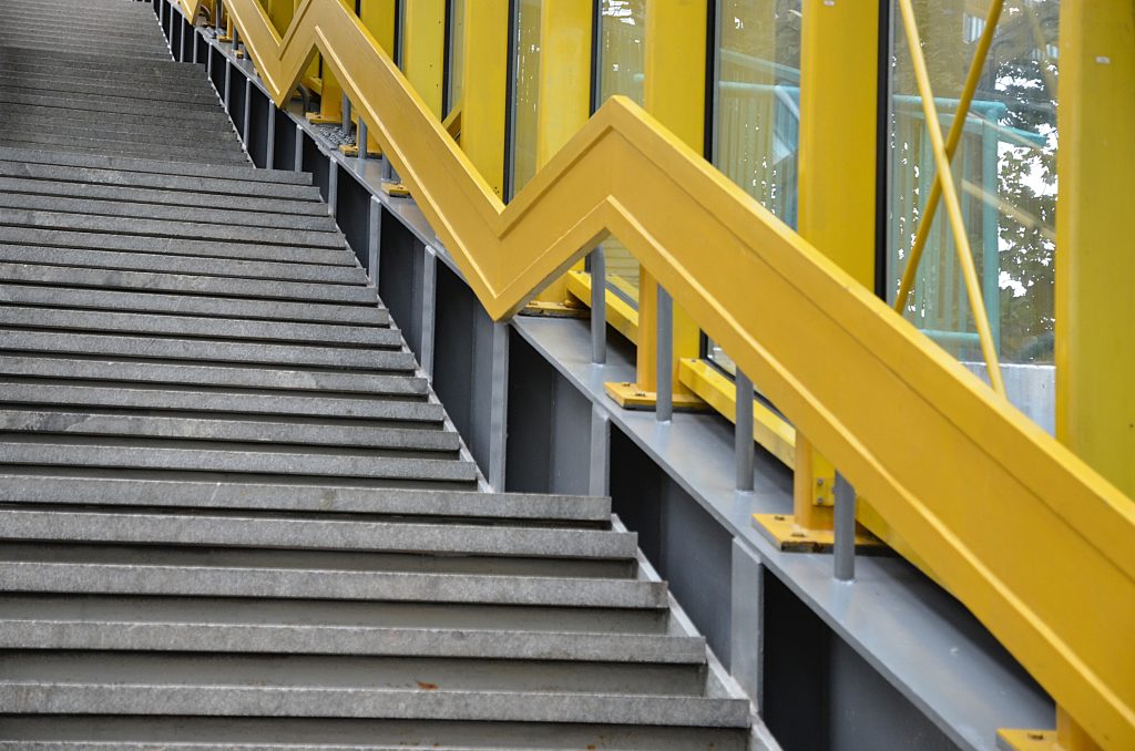 Гранитные лестницы обновили на Русаковском мосту