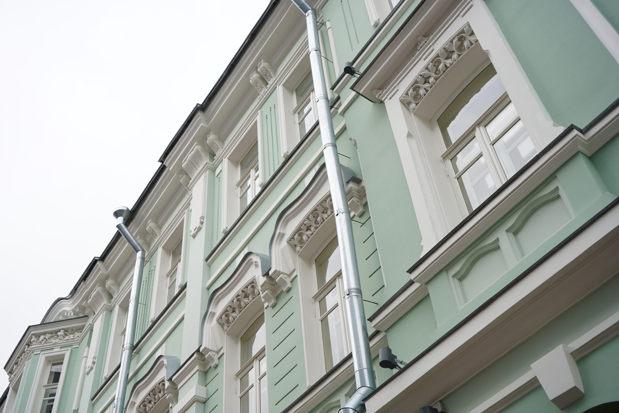 Специалисты отремонтировали около 20 домов с картушами в ЦАО. Фото: Анна Быкова, «Вечерняя Москва»