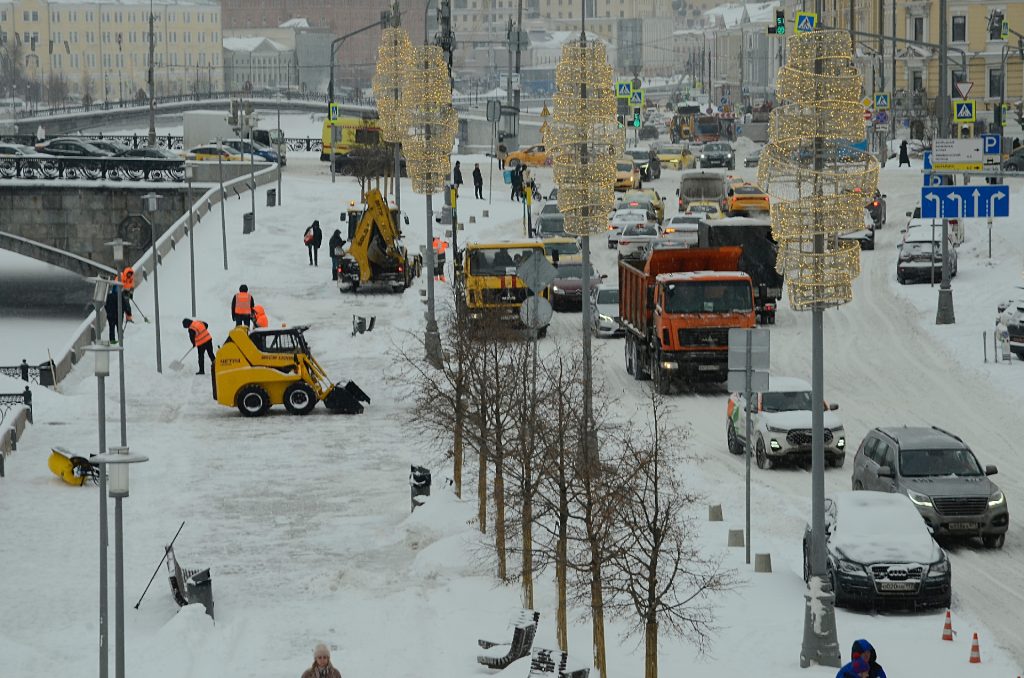 Городские службы в круглосуточном режиме убирают столичные улицы от снега