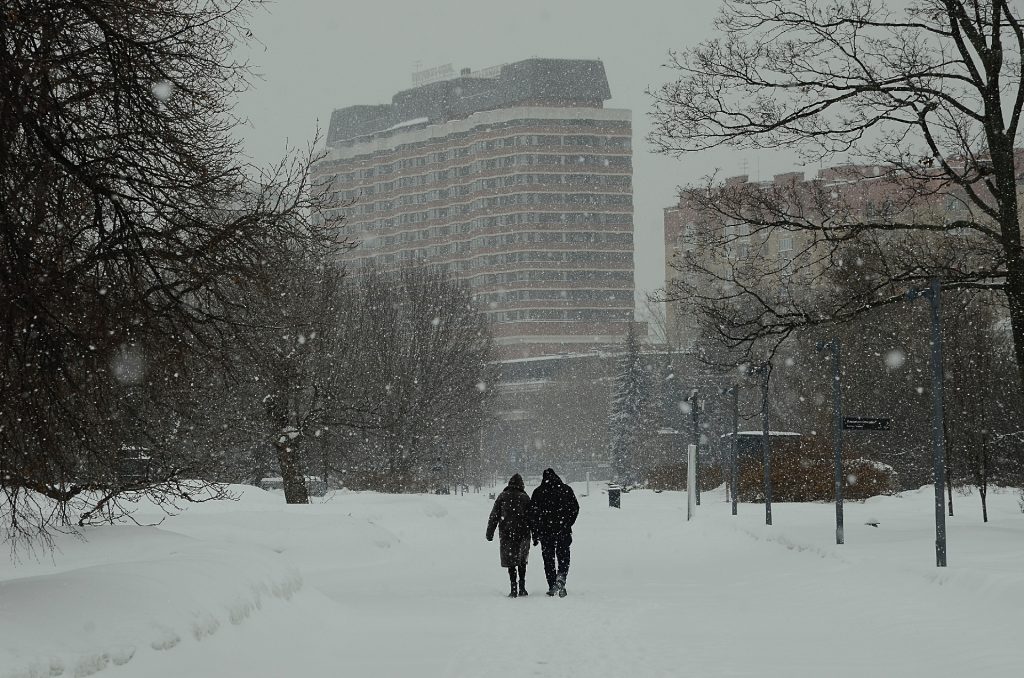 Синоптики спрогнозировали теплую погоду и снегопад в субботу в столице