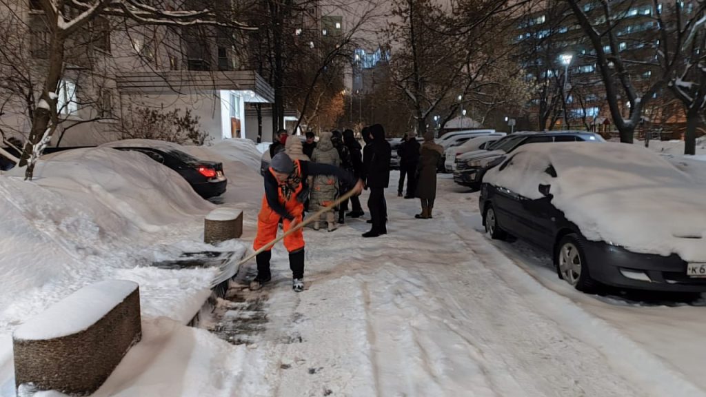 Работы по уборке снега стартовали в центре Москвы