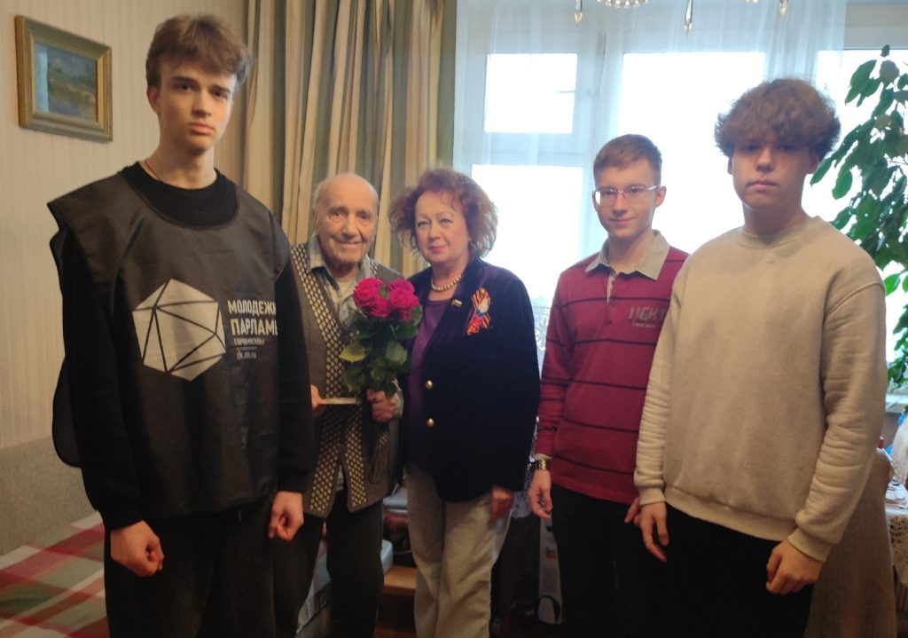 Активисты Молпалаты Тверского района поздравили ветерана с Днем защитника Отечества