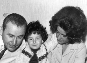 Поэт-песенник Игорь Шаферан с любимой женой Витой и маленькой дочкой Анечкой, домашняя съемка. Фото: из личного архива