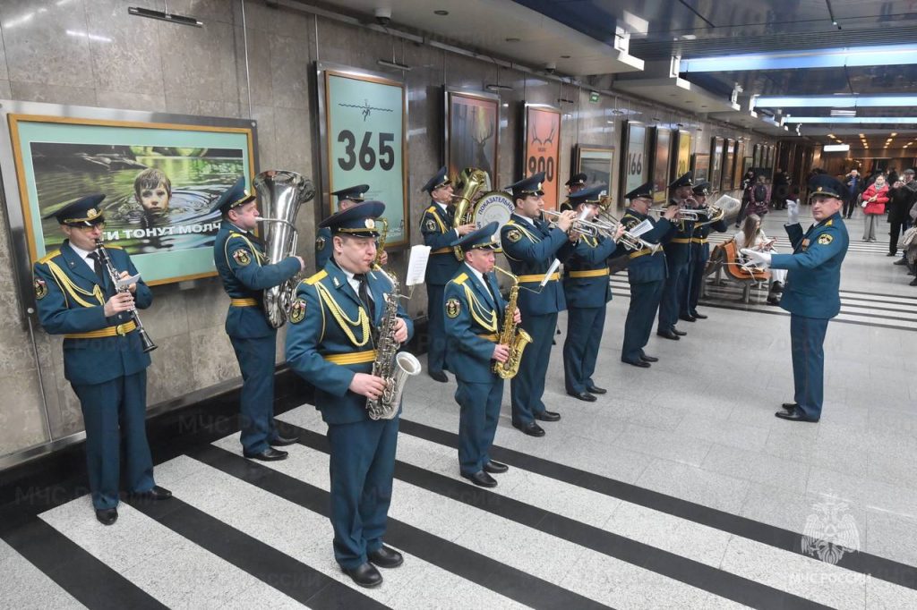 В московском метрополитене открылась выставка социальной рекламы МЧС России