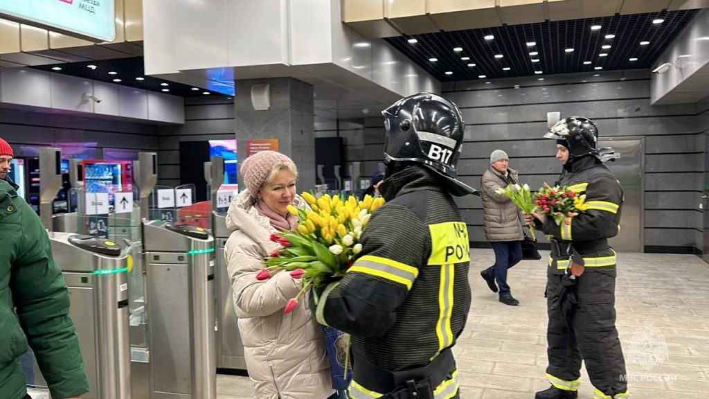 Сотрудники МЧС России и волонтеры поздравили женщин с наступающим 8 Марта