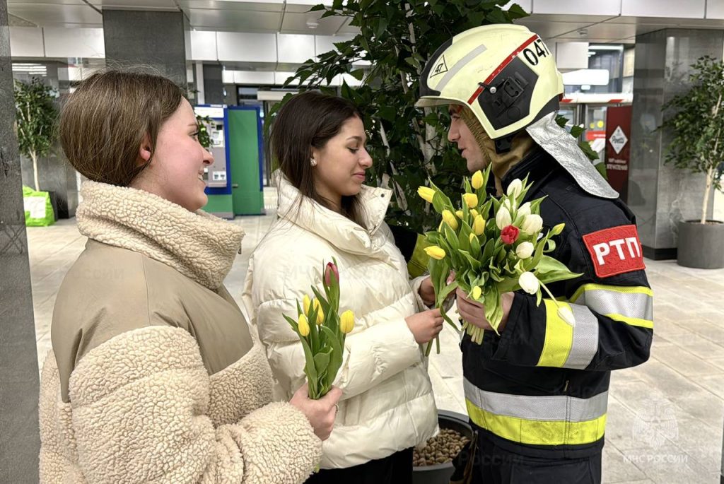 Сотрудники МЧС России поздравили прекрасных дам с наступающим Международным женским днем на станции МЦД 2 «Площадь трех вокзалов»
