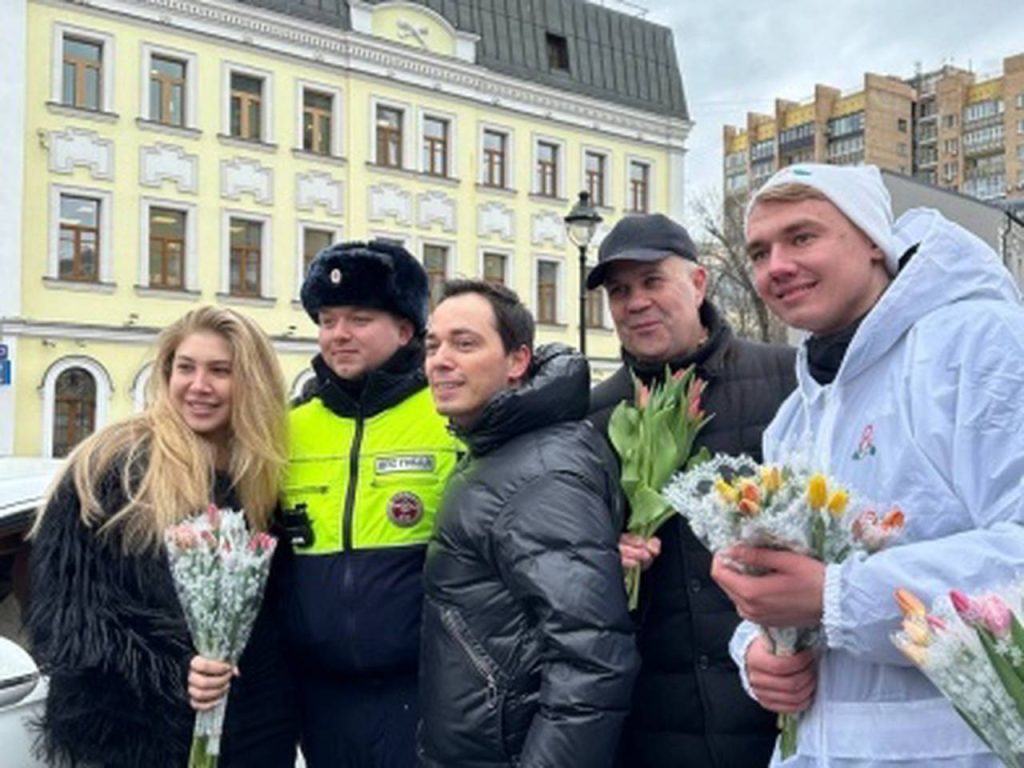Полицейские Центрального округа столицы приняли участие в ежегодной Всероссийской акции «Цветы для автоледи» и не только