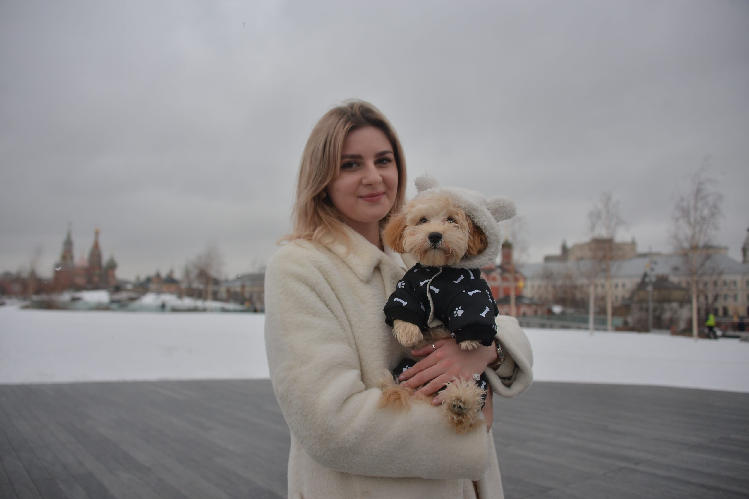 25 марта. Анна Лоскутова с любимицей Ютой часто гуляет по центру Москвы. А гораздо интереснее это делать, когда знаешь историю