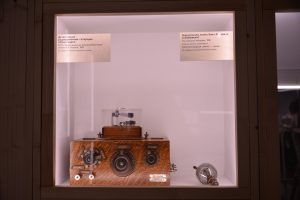 Детекторный радиоприемник гетеродин «Кристадин». Это один из самых первых и старых экспонатов столичного Политехнического музея. Фото: Анна Малакмадзе, «Вечерняя Москва»
