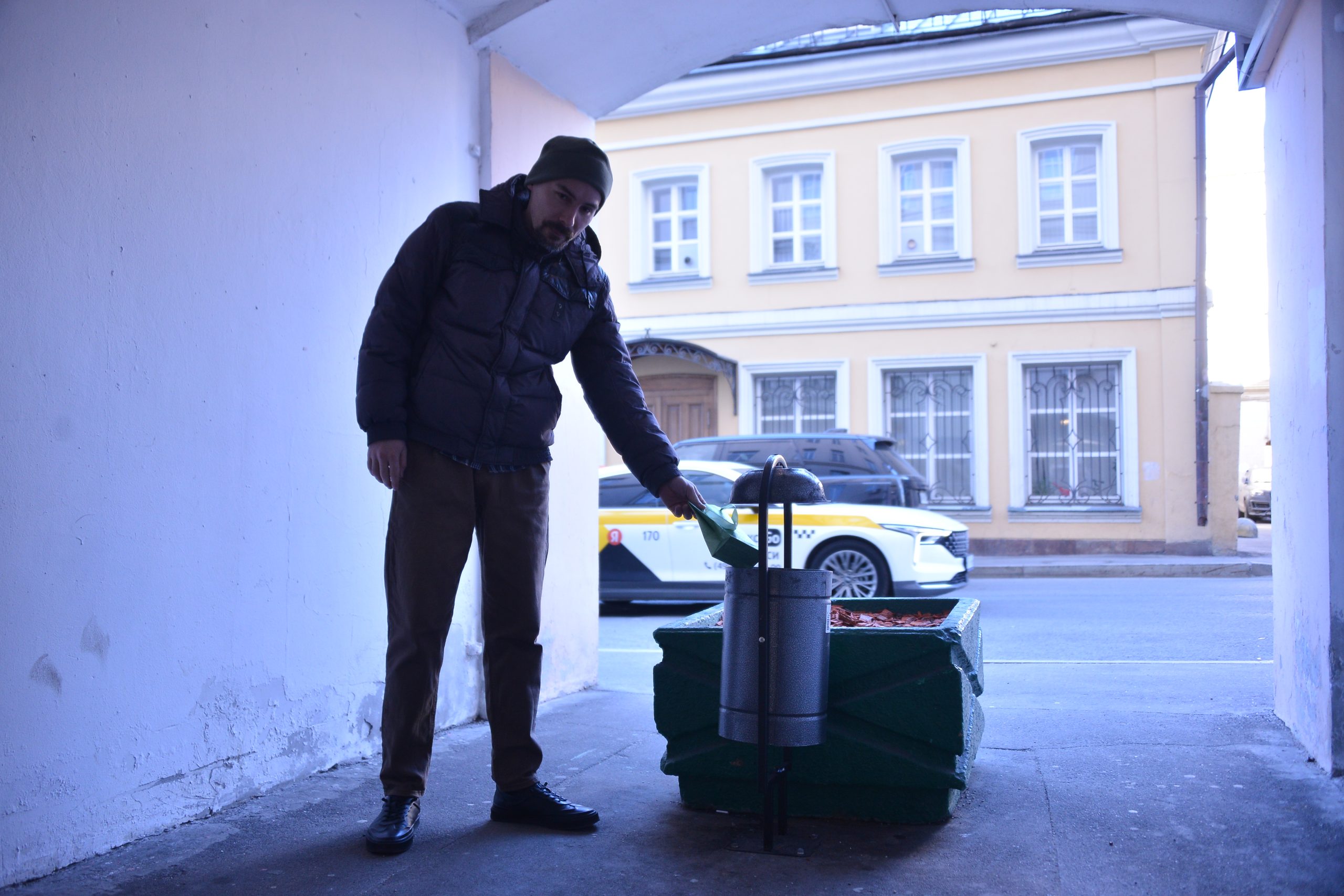 Житель Антон Сидорович рад, что мусор теперь будет в урне, а не на клумбе. Фото: Анна Малакмадзе, «Вечерняя Москва»