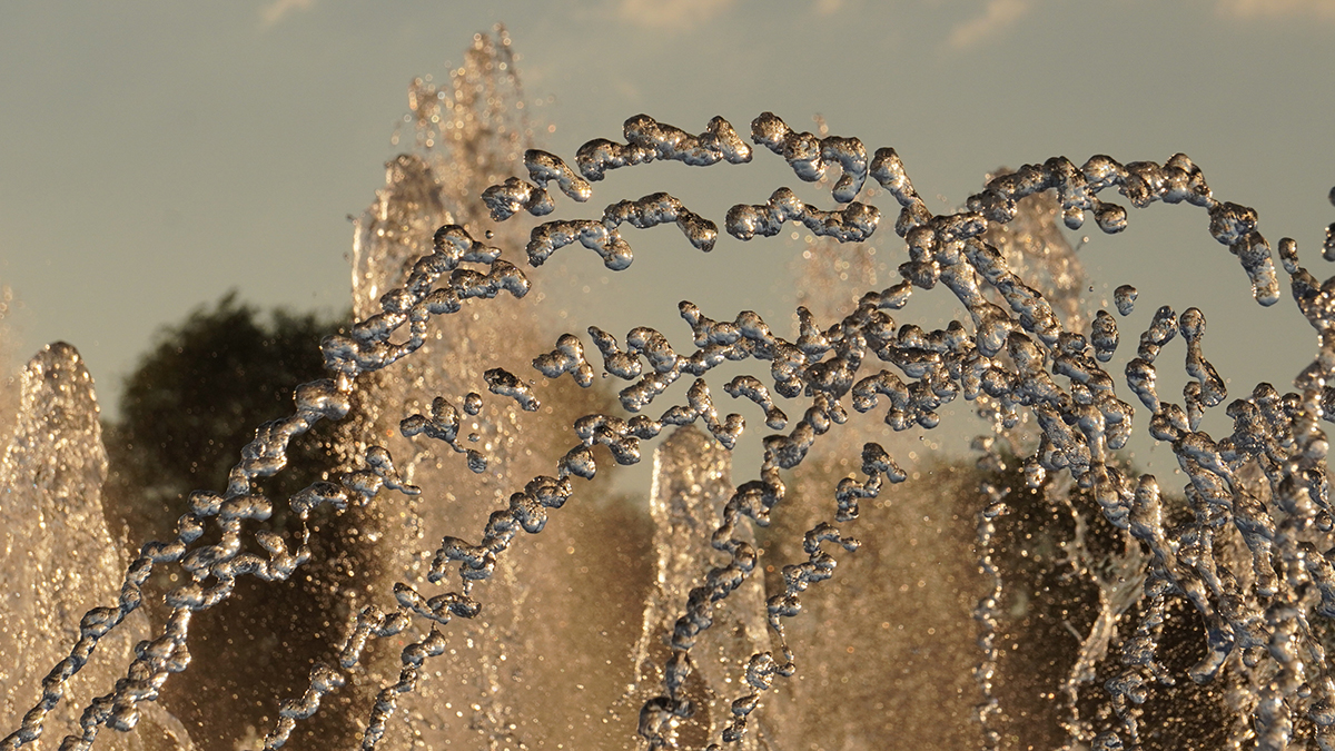 В городе проводят масштабную работу по подготовке к сезону фонтанов. Фото: Анатолий Цымбалюк, «Вечерняя Москва»