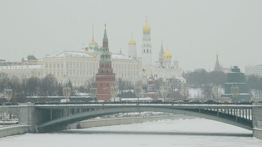 Снегопад и теплая погода ожидает москвичей в Международный женский день