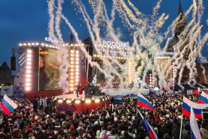 На Красную площадь на митинг-концерт пришли тысячи россиян. Фото: Юлия Бубнова/ТАСС